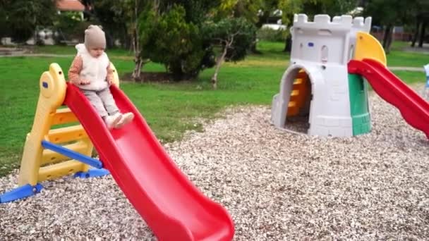 Küçük Kız Parktaki Çocuk Parkında Kaydırağından Kayıyor Yüksek Kalite Görüntü — Stok video
