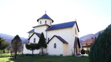 Moraca manastırı dağların eteğinde yeşil bir çimenlikte. Kolasin, Karadağ. Yüksek kalite 4k görüntü