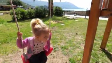 Babası küçük gülen kızını salıncakta sallıyor. Yüksek kalite 4k görüntü