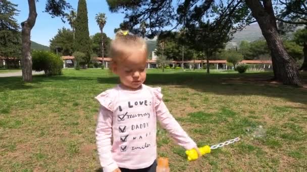 Маленькая Девочка Пускающая Мыльные Пузыри Газон Закрытыми Глазами Высококачественные Кадры — стоковое видео