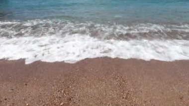 Deniz sörfü kumlu sahile vurur. Yüksek kalite 4k görüntü