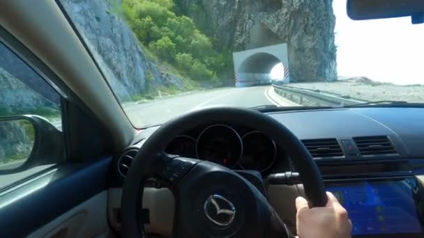Samochód Jedzie Wzdłuż Autostrady Przez Krótki Tunel Górski Wysokiej Jakości — Wideo stockowe