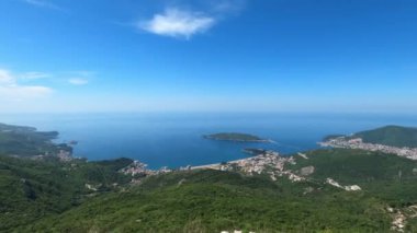 Dağın zirvesinden yeşil dağlara ve mavi körfeze bakın. Yüksek kalite 4k görüntü