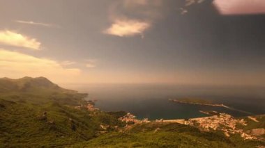 Adam denize ve güneş gözlüklü bir dağ sırasına bakıyor ve onları çıkarıyor. Yüksek kalite 4k görüntü