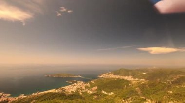 Güneş gözlüğüyle deniz ve dağları görmek ve onları çıkarmak. Yüksek kalite 4k görüntü