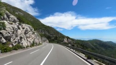 Yüksek rakımlı bir otoyolda dönüşte araba kullanmak. Yüksek kalite 4k görüntü