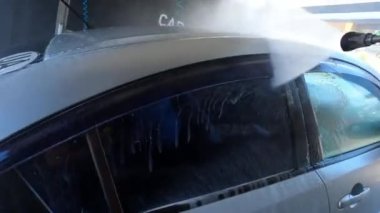 Arabanın kapılarını ve çatısını sabunlu suyla yıkamak. Yüksek kalite 4k görüntü