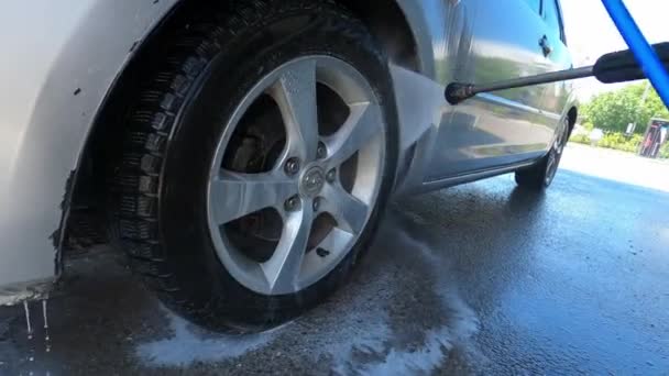 Μηχανικό Πλύσιμο Των Πίσω Τροχών Του Αυτοκινήτου Από Σωλήνα Πλυντήριο — Αρχείο Βίντεο