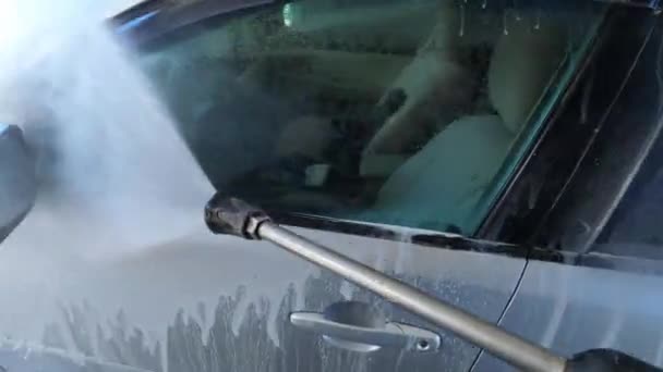 24時間体制の機械式洗車機で車の窓やドアを洗う — ストック動画