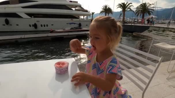 Petite Fille Mangeant Glace Aux Fraises Avec Une Cuillère Table — Video