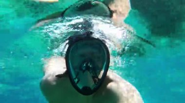 Dalış maskeli bir adam su altında yüzüyor. Yüksek kalite 4k görüntü