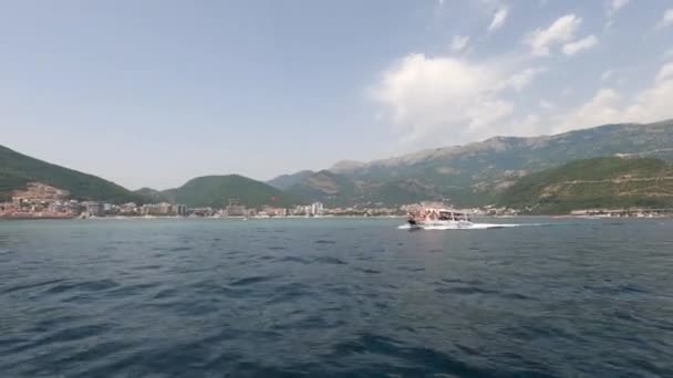 Turistlerle Dolu Bir Gezi Teknesi Dağlık Bir Sahilin Arka Planına — Stok video
