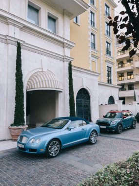 Blue Bentley, Porto 'daki Regent Otel' in girişinin önünde park halinde. Karadağ. Yüksek kalite fotoğraf