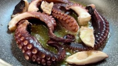 Mürekkep balığı dokunaçları kızartma tavasında kaynar yağda pişirilir. Yüksek kalite 4k görüntü