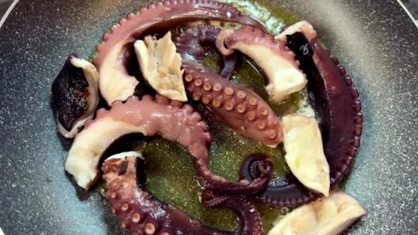 切碎的章鱼触须在油锅中油炸 高质量的4K镜头 — 图库视频影像
