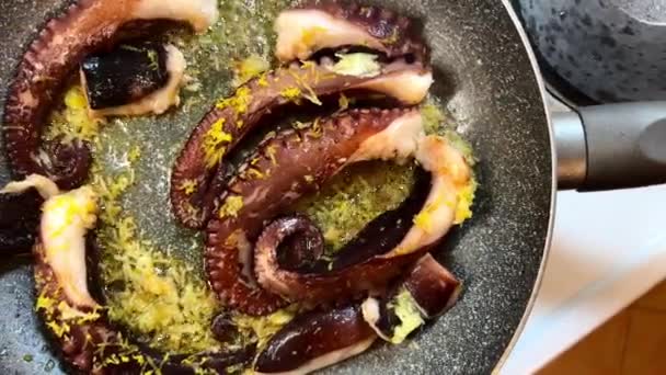 Tentacoli Calamaro Stufano Con Scorza Limone Sott Olio Una Padella — Video Stock