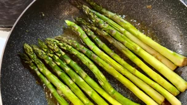 Asparagus Hijau Menggoreng Dalam Minyak Dalam Panci Rekaman Berkualitas Tinggi — Stok Video