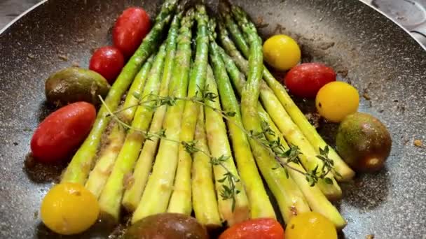 Cocinar Arroja Ramitas Verduras Espárragos Tomates Guisando Una Sartén Imágenes — Vídeos de Stock