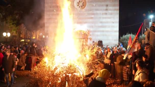 Zászlós Férfiak Állnak Tömegben Ágakat Dobálnak Tűzbe Templom Közelében Kiváló — Stock videók