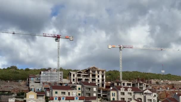 塔式起重机在山区五颜六色房屋的建筑工地上工作 高质量的4K镜头 — 图库视频影像
