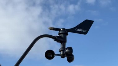 Mavi gökyüzüne değen rüzgar gülü bir bardak anemometresi. Yüksek kalite 4k görüntü