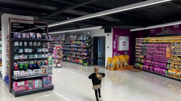 Küçük Kız Süpermarketten Oyuncak Bölümüne Zıplıyor Yüksek Kalite Görüntü — Stok video