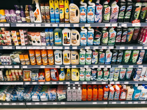 Los Detergentes Productos Limpieza Para Hogar Están Los Estantes Del — Foto de Stock
