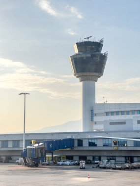 Havaalanı servis kamyonları havaalanı binasının önünde duruyor. Yüksek kalite fotoğraf