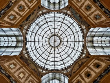 Vittorio Emmanuel Galerisi 'nin tavanında yuvarlak vitray pencereler ve kemerler. Milan, İtalya. Yüksek kalite fotoğraf