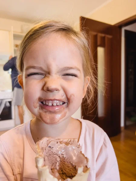 Lilla Leende Flicka Med Smutsigt Ansikte Håller Chokladglass Våffelkopp Högkvalitativt — Stockfoto