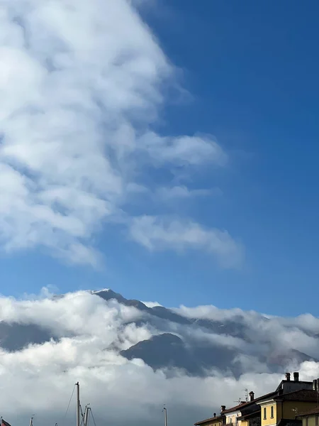 Dichter Weißer Nebel Hüllt Hohe Berge Über Bunte Häuser Hochwertiges — Stockfoto