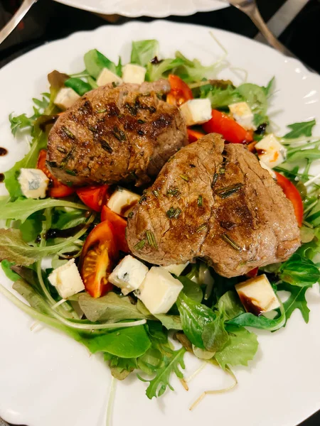 Bife Suculento Com Salada Vegetal Está Uma Chapa Foto Alta — Fotografia de Stock