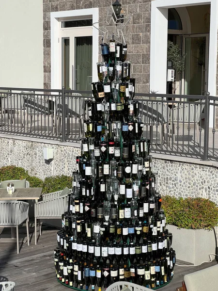 Árvore Natal Feita Garrafas Vinho Multicoloridas Fica Pedestal Frente Restaurante — Fotografia de Stock