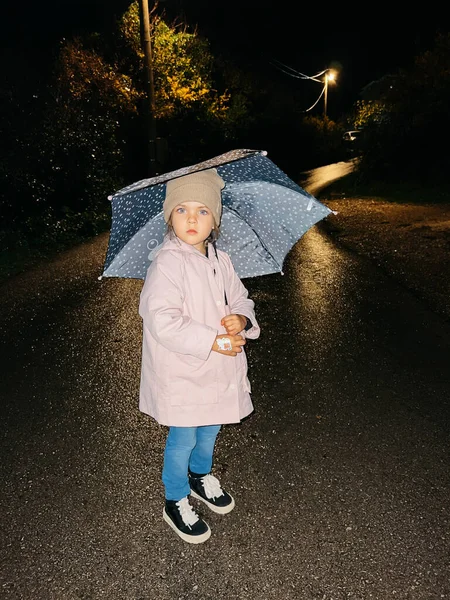 Little Girl Coat Umbrella Her Head Stands Wet Asphalt Luminous — Stock Photo, Image