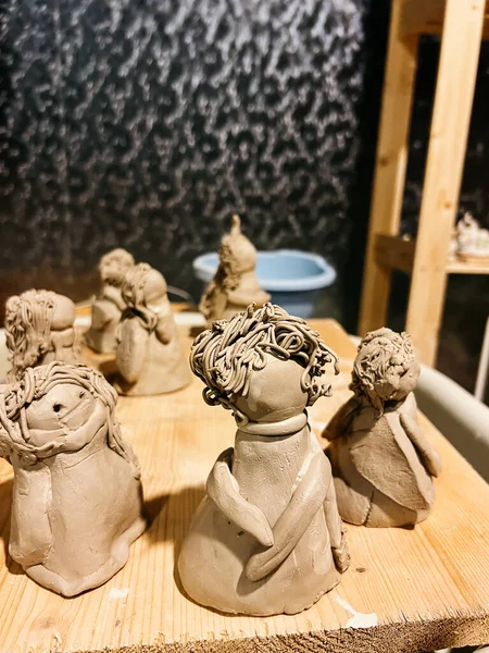 Figuras Cerâmicas Anjos Secam Uma Tábua Madeira Foto Alta Qualidade — Fotografia de Stock