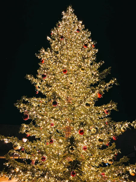 Árvore Natal Decorada Com Bolas Coloridas Com Guirlandas Luminosas Contra — Fotografia de Stock