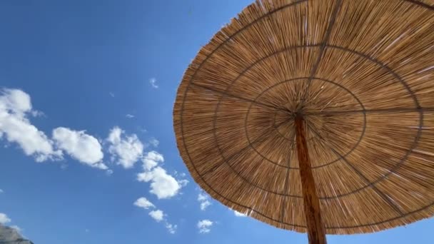 Parapluies Paille Contre Ciel Bleu Images Haute Qualité — Video
