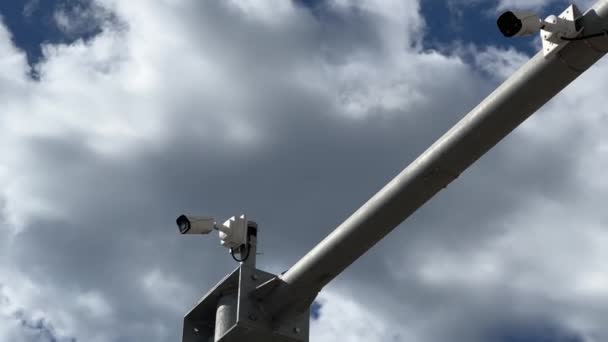 Telecamere Sorveglianza Sono Appese Palo Metallo Contro Cielo Nuvoloso Filmati — Video Stock