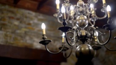 Tavandan sarkan mum ve küreler şeklinde ampulleri olan avize. Yüksek kalite 4k görüntü