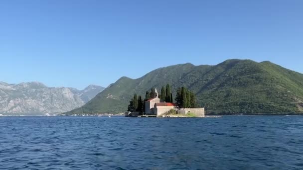 Isla San Jorge Bahía Kotor Contexto Verdes Montañas Montenegro Imágenes — Vídeos de Stock