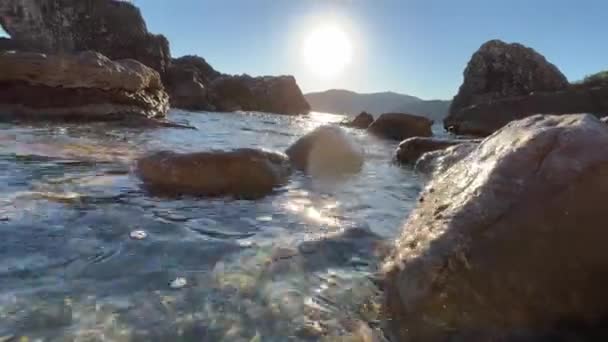 Морская Вода Вымывает Большие Валуны Фоне Гор Высококачественные Кадры — стоковое видео