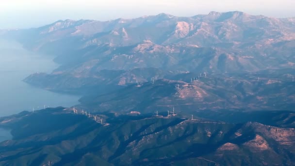 Uitzicht Vanuit Een Vliegtuig Een Hoge Bergketen Boven Zee Hoge — Stockvideo