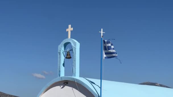 Řecká Vlajka Vlaje Větru Vlajkovém Stožáru Kostela Poblíž Zvonice Vysoce — Stock video