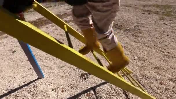 Lastik Çizmeli Küçük Kız Çocuk Parkındaki Merdivenleri Dikkatle Çıkıyor Yüksek — Stok video