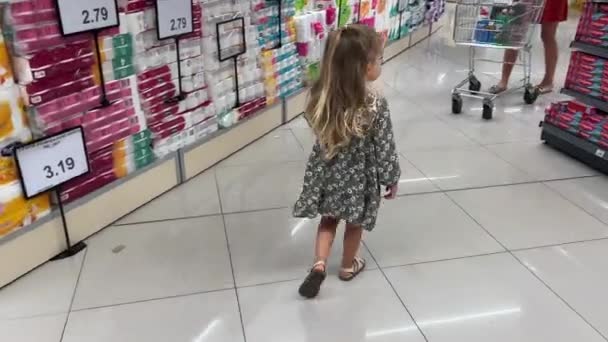 Kleines Mädchen Läuft Einem Supermarkt Zwischen Den Gängen Mit Hygieneartikeln — Stockvideo