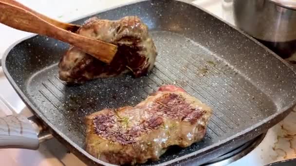 Cocine Los Trozos Carne Asada Una Sartén Con Pinzas Imágenes — Vídeo de stock
