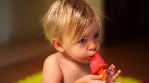 Kleines Baby Frisst Eis Stiel Und Hält Zur Behandlung Hin — Stockvideo