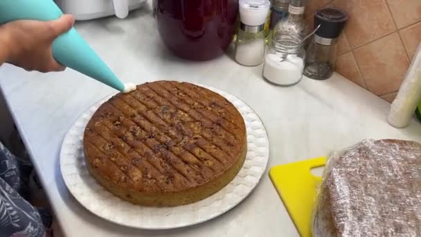 主婦は菓子袋からケーキにクリームを絞る 高品質4K映像 — ストック動画