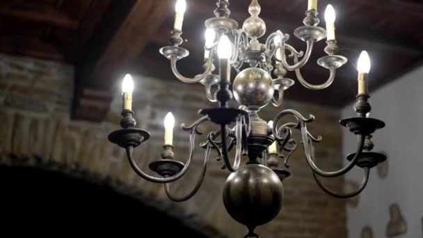 Kronleuchter Mit Wirbeln Und Kerzenlampen Hängen Von Der Decke Hochwertiges — Stockvideo