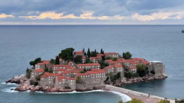 Gün batımında Kotor Körfezi 'ndeki Sveti Stefan adası. Karadağ. Yüksek kalite 4k görüntü